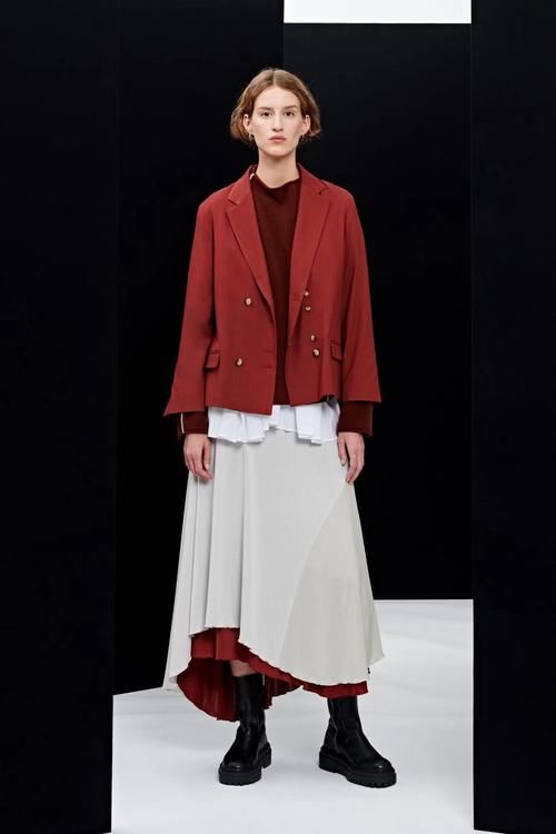 春天的穿搭，如何彰显女性的魅力？单品与颜色搭配缺一不可！