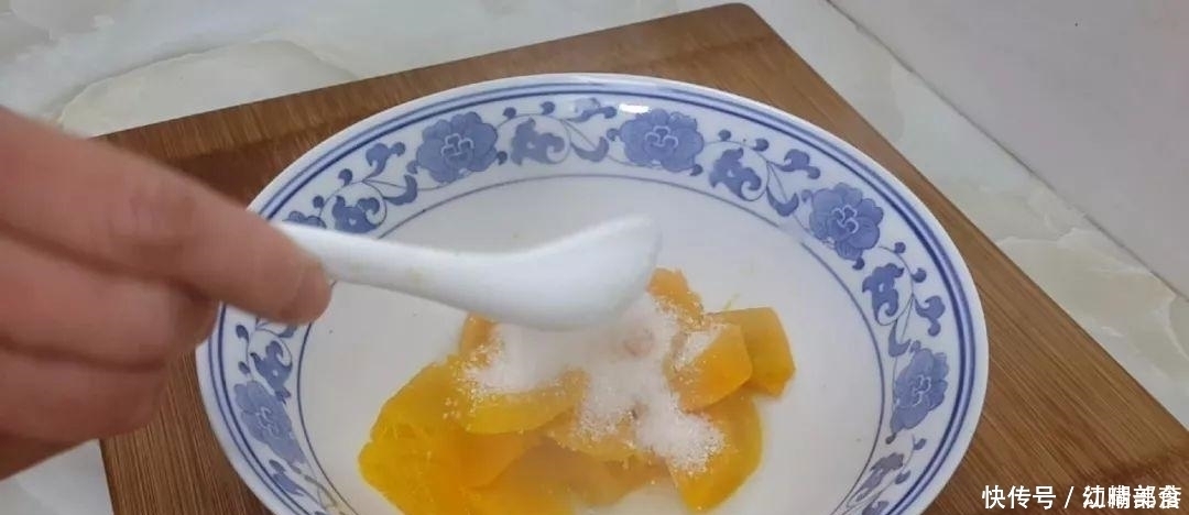 南瓜又出新吃法,不用油炸,比面包馒头做法简单,比南瓜饼还好吃