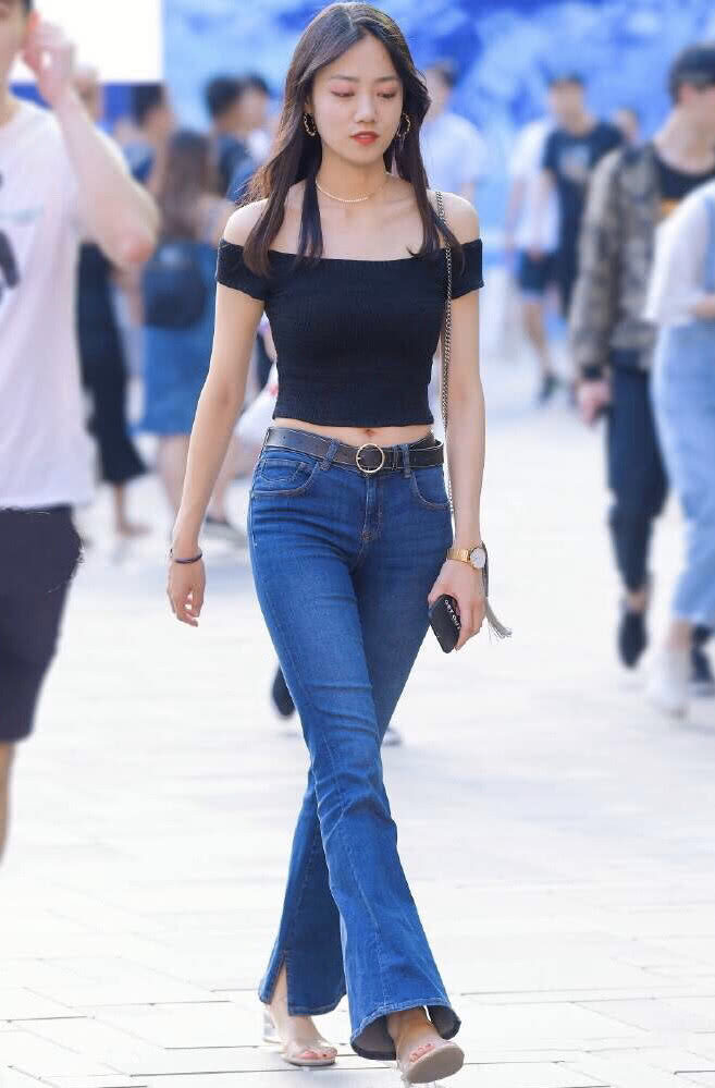 双腿 美女穿紧身牛仔裤的装扮,显得大方美丽,有种清新靓丽的时尚气质