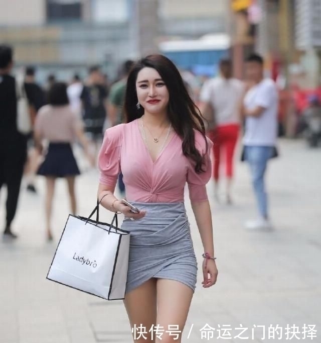 时尚|时尚街拍成熟的小姐姐一身粉嫩装扮,紧身牛仔裤笔直修长