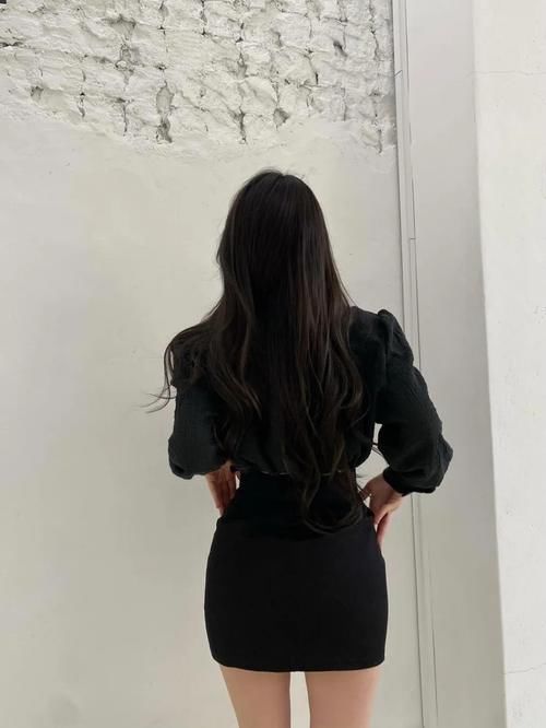 包臀短裙|职场风穿搭，褶皱衬衫搭配包臀短裙，轻松勾勒出迷人的腰臀曲线