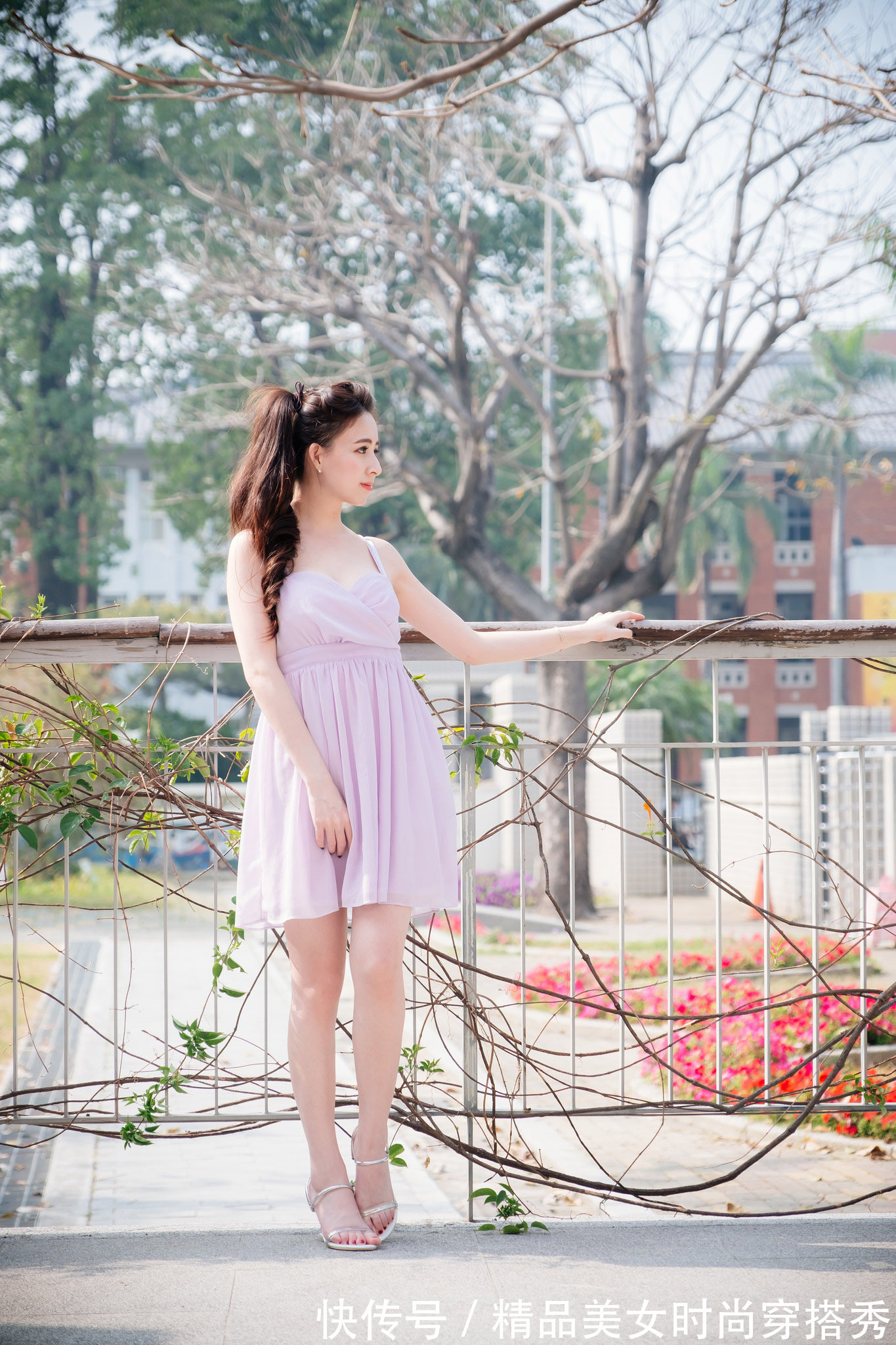 连衣裙 穿上这款清新甜美的浅紫色吊带连衣裙,你就是充满阳光的小少女