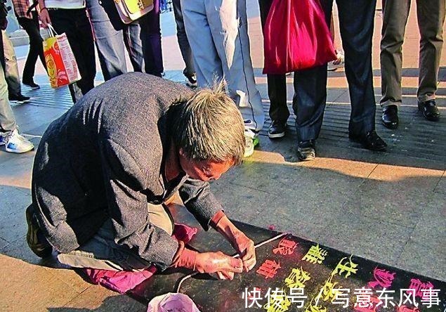 方正字库@流浪艺人苦练书法10年,用粉笔创造飘逸字体,被方正字库天价收录