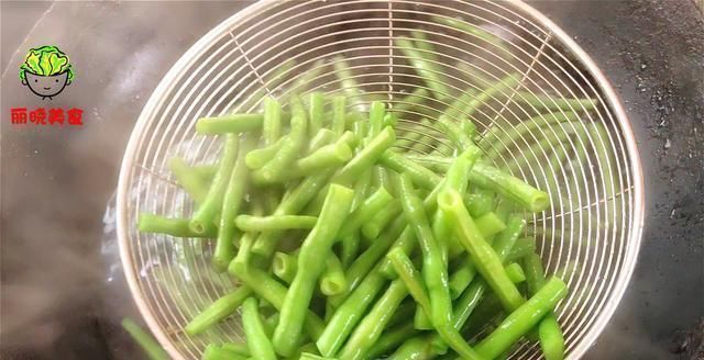 豆角有人焯水,有人直接炒,难怪不好吃,看饭店大厨师是怎么做的