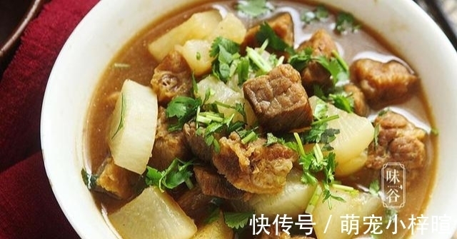 秋天进补,它跟萝卜是绝配,营养互补不怕冷,炖一锅特馋人