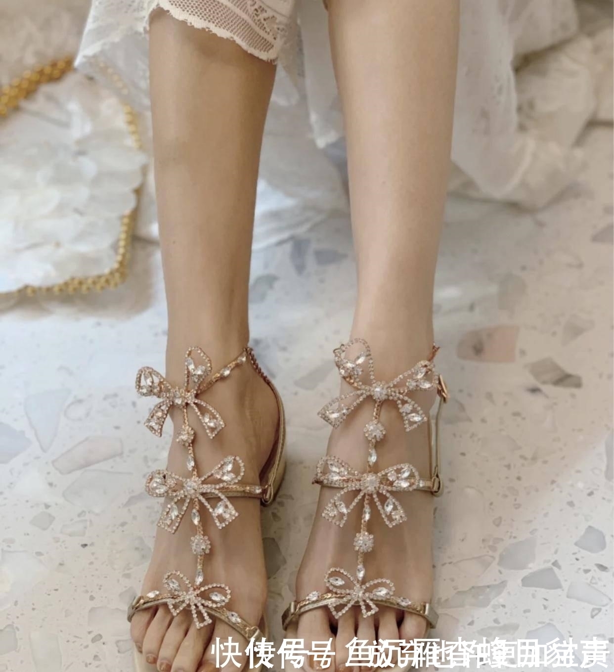 女人味 一双水晶凉鞋,一身时尚清凉穿搭,闪耀迷人凸显曼妙身姿