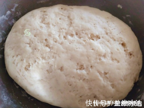 发面不要只放酵母了，多加一料，做出的花卷，蓬松暄软，层次多