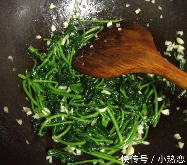 发苦|不管炒什么青菜，一旦先爆蒜下锅！炒出来的菜又老又黄，毫无营养