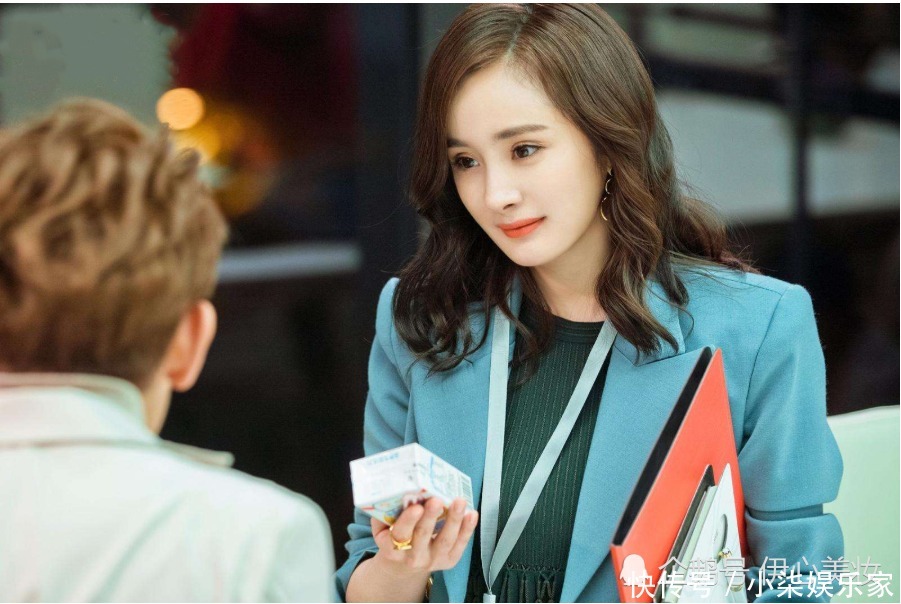 短发|女人过40岁后,尽量不要黑长直,试试4款时髦发型,洋气又减龄