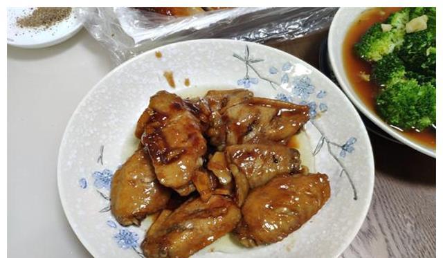 饭桌|搬新家嫂子来参观，老婆特意下厨招待，饭桌上她一脸嫌弃，说菜少