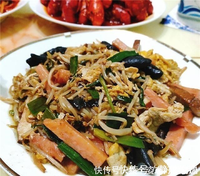小龙虾|暑假带孩子回娘家散心,老妈特意下厨庆祝,一桌菜连汤汁都不剩!
