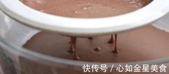 奥利奥草莓千层蛋糕，搅一搅就能做好，一口下去奶香浓郁！