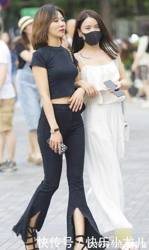 清爽 两位美女大方的姿态漫步街头,清爽大气淑女风满满!