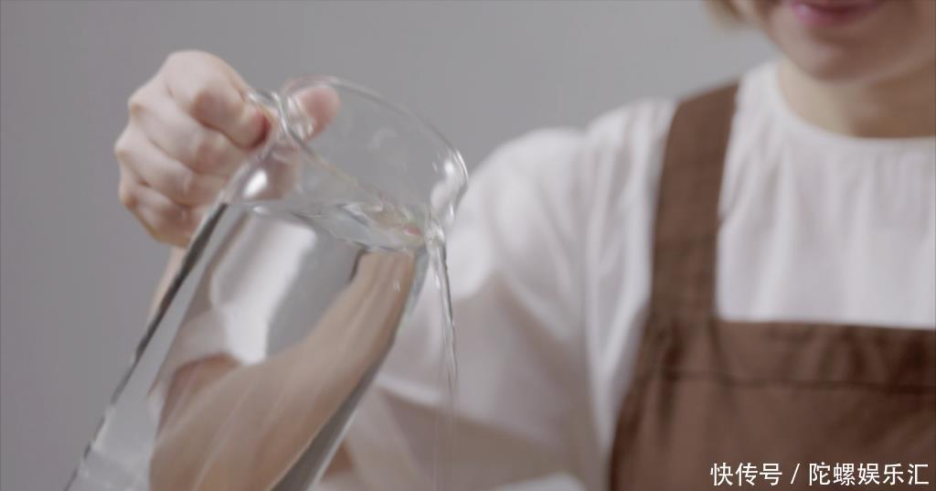 笋干老鸭煲|冬季这菜最适合“补嘴空”,汤汁鲜咸微甘,清亮不油腻,更好吸收