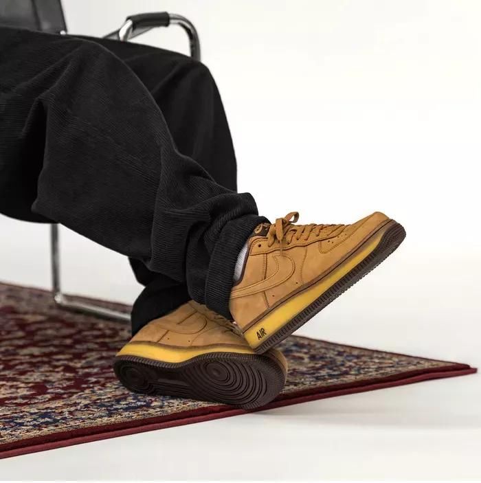 今年过冬，能在大街上独领风骚的是「小黄鞋」