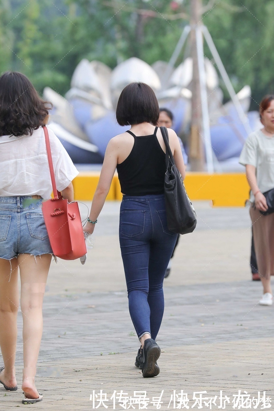 时尚|短发女生配深色系穿搭又酷又飒,学会同色系搭配法,你也能变时尚