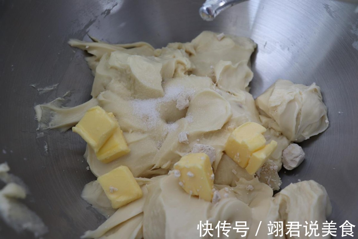 轻松上手的玉米肉松小面包，配料丰富，美味健康