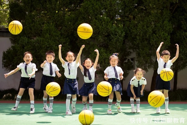 “烧钱”的幼儿园毕业照，引发家长不满，看到成果后却赞不绝口