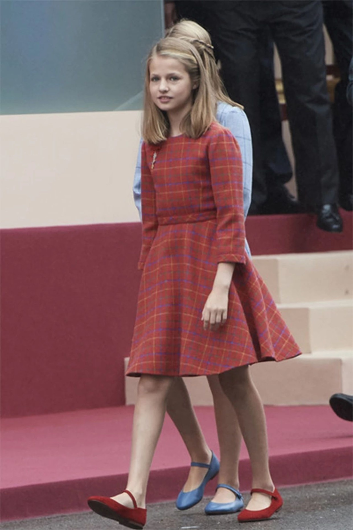 公主|西班牙公主莱昂诺尔真会穿,玫红色连衣裙青春靓丽,活泼可爱