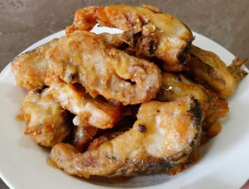 蛋液|炸鱼时，有人蘸面粉有人裹蛋液？大厨：教你正确做法，鱼肉香酥脆