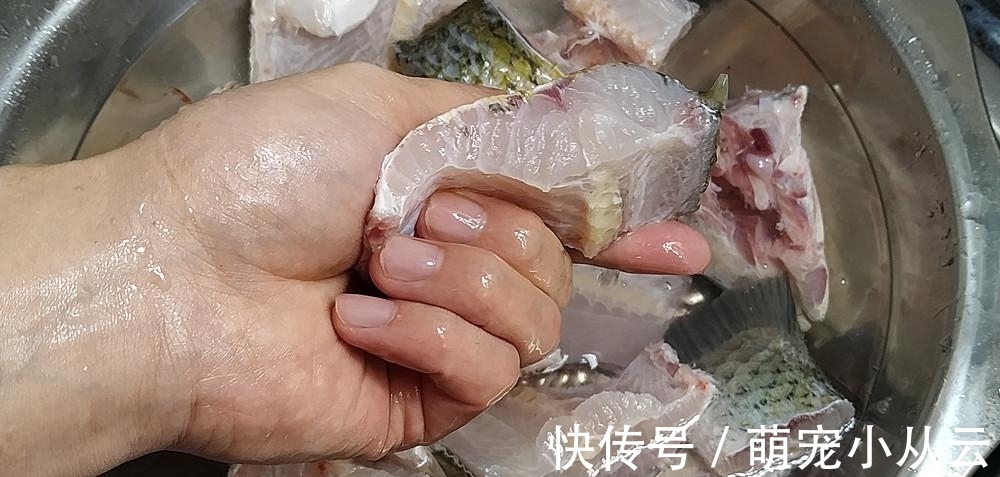 教你做非常简单的砂锅焖草鱼,不用煎也不用油炸,好吃特下饭