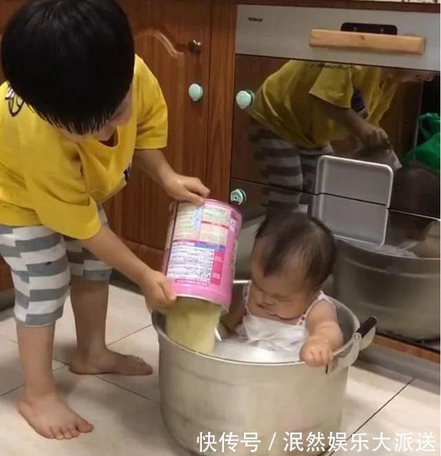 妈妈|妈妈刚离开,哥哥就把弟弟放锅里,回来时高汤都熬好了