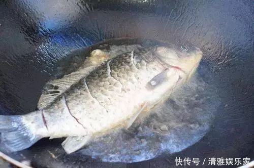 煎鱼时,直接下油锅可就废了,谨记3个技巧,不破皮也不粘锅