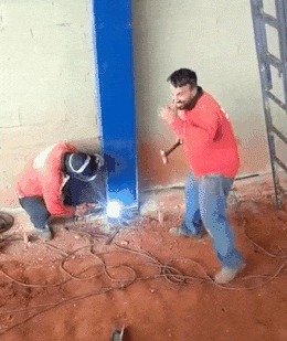 |搞笑GIF:大哥你带着两个美女跑起来,真像个三百斤的胖子