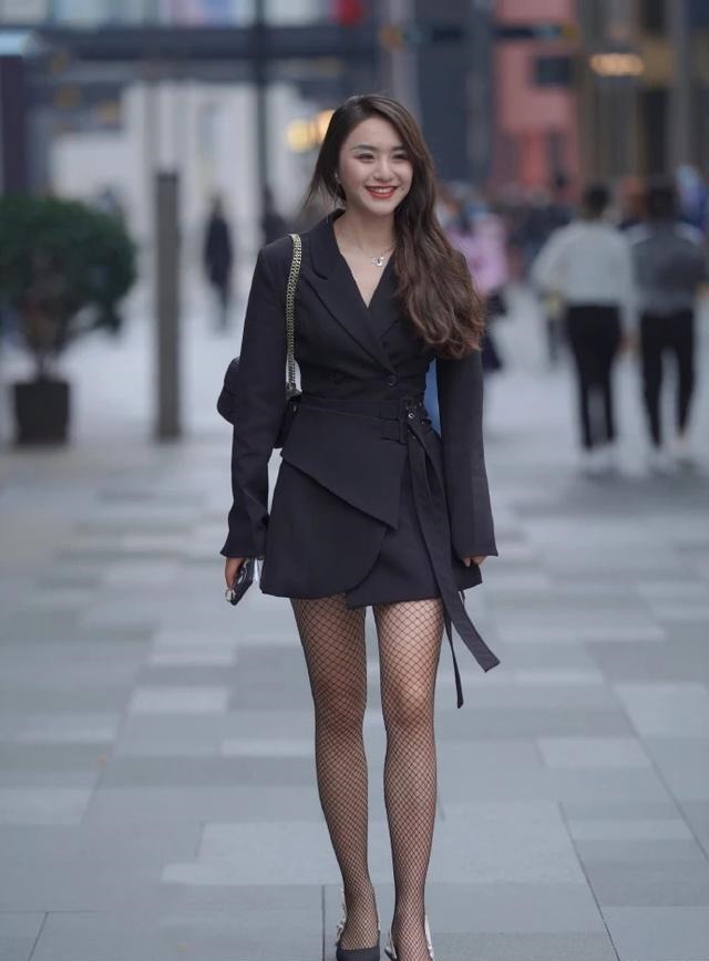 高跟鞋 穿黑色西装式的连衣裙,搭配网袜及细高跟鞋,美丽养眼又显洋气!