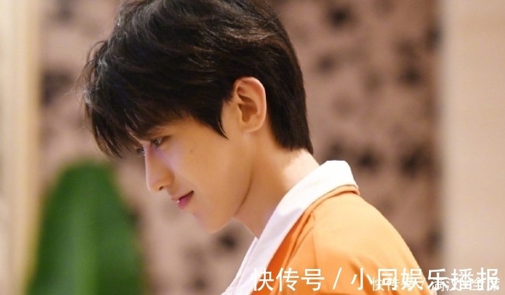 蔡徐坤到底有多高?在他手里小小的玩具熊,粉絲拿著卻“變了樣”