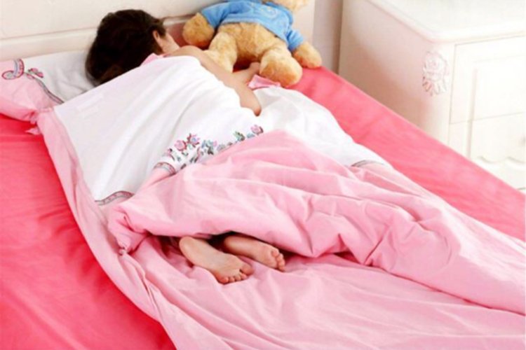 睡眠|天凉宝妈更应注意孩子睡眠,1招避孩子蹬被,不让娃成“鼻涕孩”