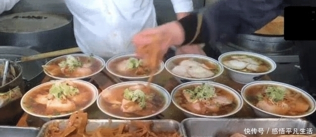 大哥|大哥卖面1碗10元仅有1口面,天天排10米长队,顾客我是冲肉来的