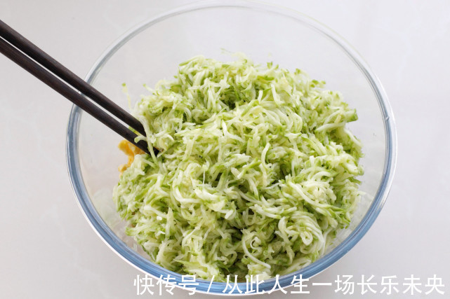 不揉面不发酵，用饺子皮做水煎包，皮薄馅大倍儿鲜美，当早餐正好