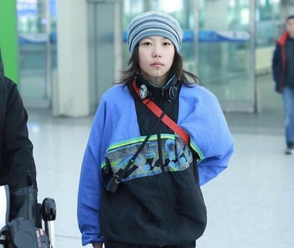 机场|太酷了!窦靖童头顶包装一条“毛巾”出现在机场,与王菲大不相同!