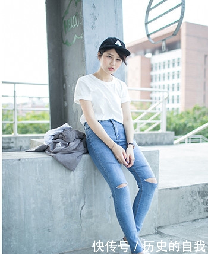 紧身牛仔裤美女:展现女性的青春活力,牛仔裤是首搭之选