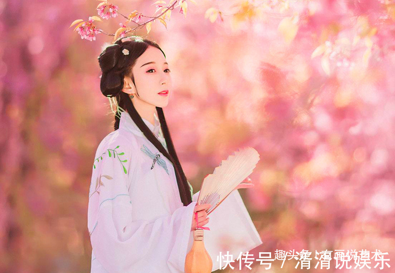 刘员外!才女出上联“一杆银枪挡雄兵百万”,书生智对下联,羞红才女