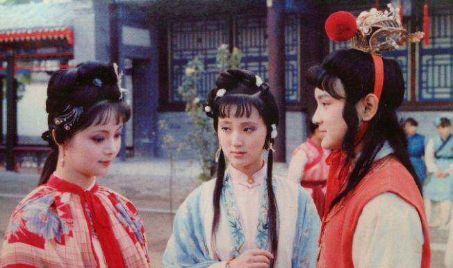 宝黛钗!红楼梦:宝黛钗三人一体,荒诞无稽又真实可信