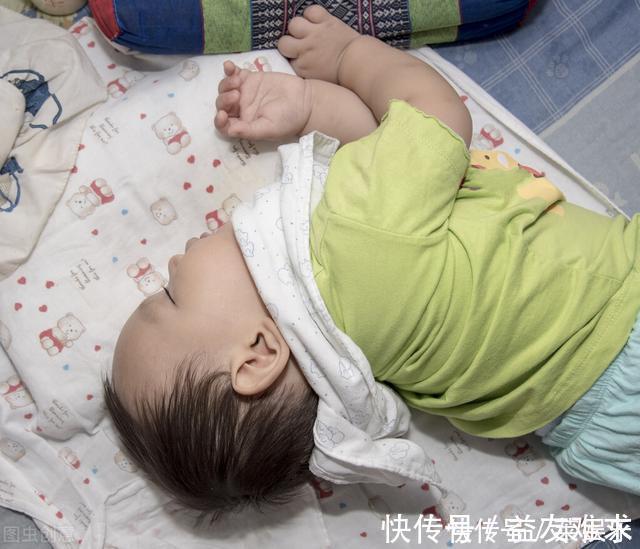 喂养|新生儿吐奶别只顾着拍隔,喂养时做到这几件事,不浪费一滴母乳