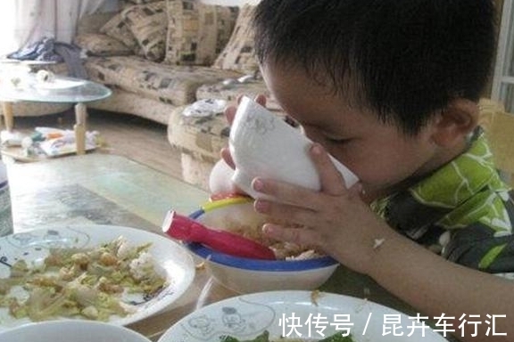 胃口|长大后没本事的孩子,吃饭时多半会有3个坏习惯,家长早纠正