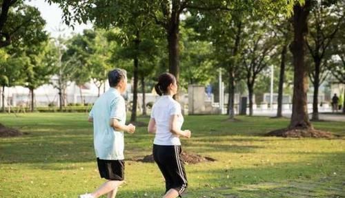 高血压人群|每年约有九百万人死于高血压，用几个正确的吃饭方式，远离高血压