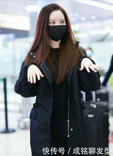 简单|老板娘张萌真会凹造型,粉色毛衣配毛领调外套,保暖时尚又减龄