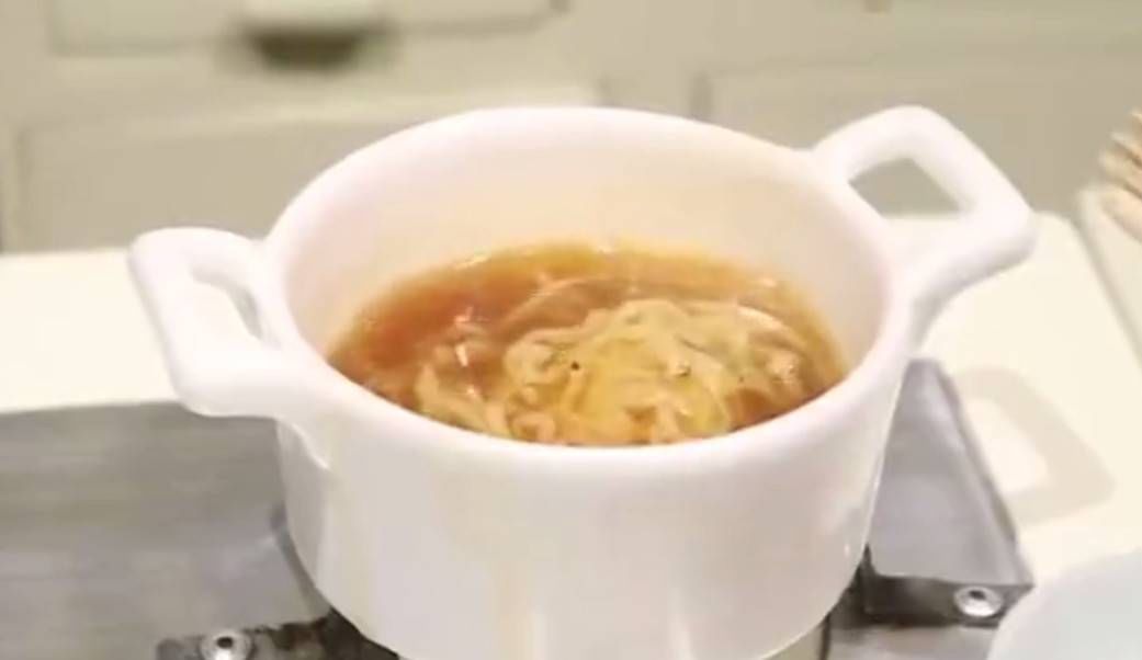 样子的方便面|世界上最小的泡面,一包只能够吃一口,网友给我五十包都吃不饱