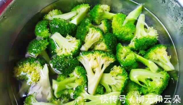 西蓝花炒白玉菇|家常西蓝花炒白玉菇，味道清淡又鲜美，大人小孩都爱吃！