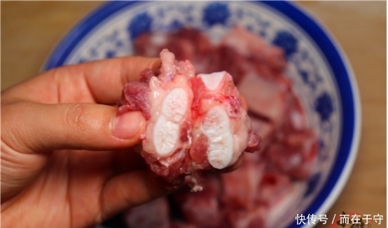  猪肉价格|买排骨时，选“肉多”还是“肉少”的好？老板娘无意透露了底