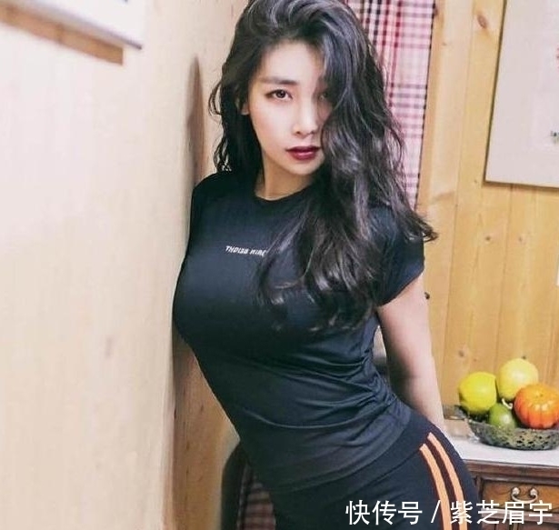 高跟鞋|个性穿搭的打底裤美女，秀出迷人小蛮腰，惹人喜爱