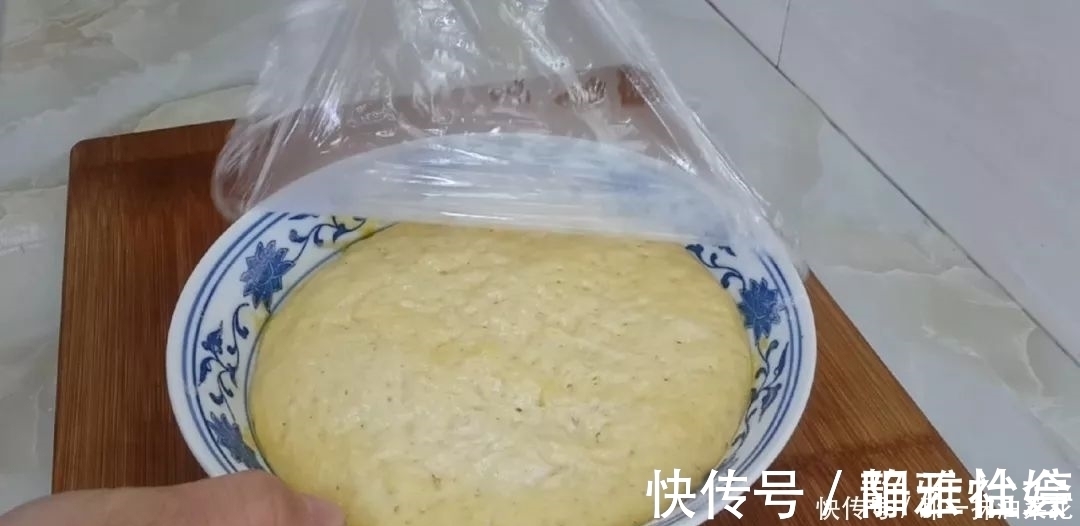 保鲜膜|早餐新吃法,面粉里加1个鸡蛋,放入冰箱冷藏,比油条麻花都好吃