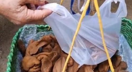 顾客|老奶奶路边卖“特色小吃”,路人只看不买,顾客是你们不识货