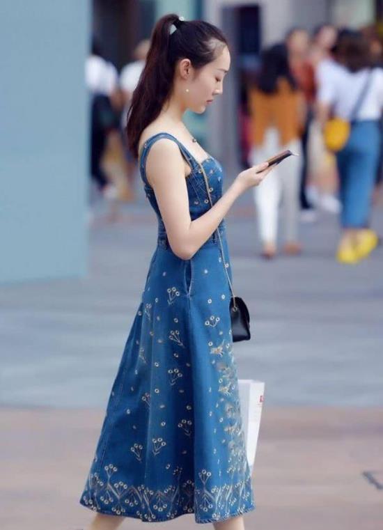 街拍：靓女如云的美女，一件黑色背心配黑色休闲裤，青春活力风范