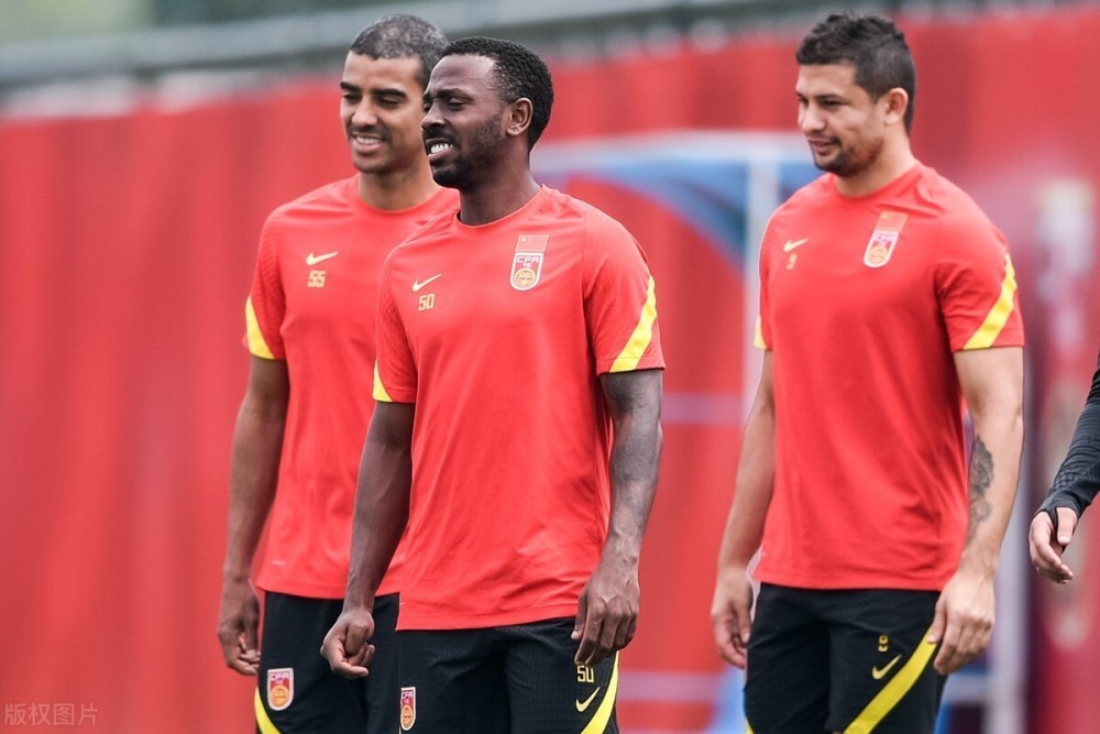 广州恒大|费南多半路折返原因来了,并非是家中有事,或是被国内记者吓跑