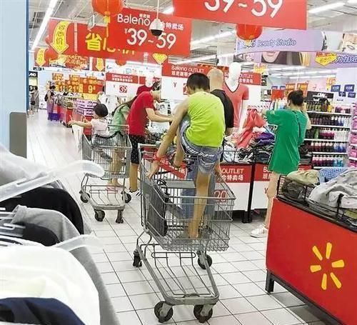 儿童乐园|“只是碰了一下,有啥关系”7岁男孩猛撞孕妇被打,网友活该